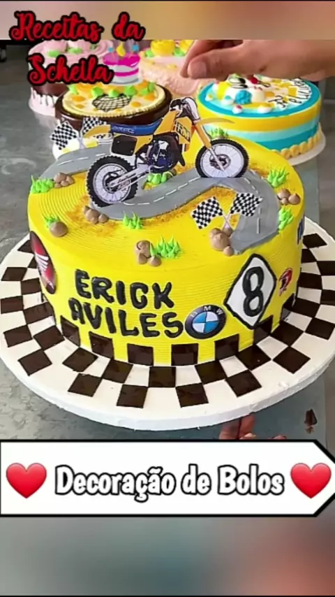 bolo com decoração de moto